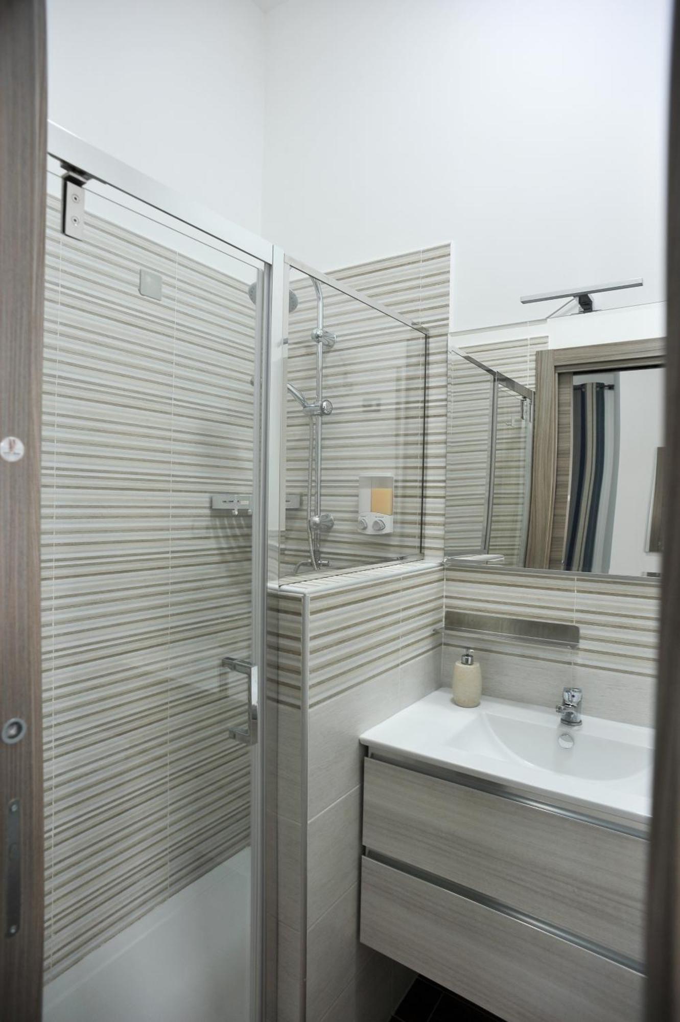 In Center Apartaments Salerno Exterior photo